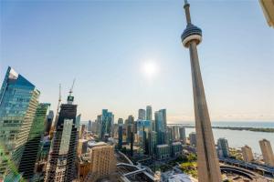 Luxury CN Tower View King Bed Balcony FREE PARK