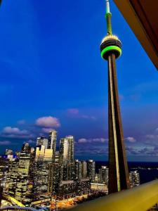 Luxury CN Tower View King Bed Balcony FREE PARK