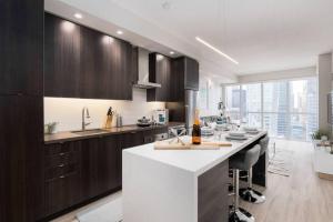 Luxury CN Tower View King Bed Balcony FREE PARK