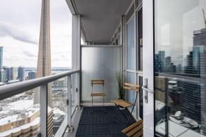 Luxury CN Tower View King Bed Balcony FREE PARK