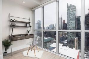 Luxury CN Tower View King Bed Balcony FREE PARK