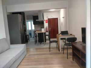 Piso recién reformado con balcón