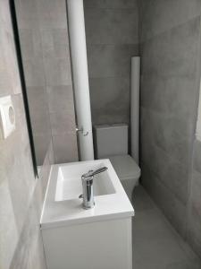 Piso recién reformado con balcón