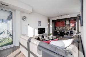2BR 2BTH w Million Dollar View of CN tower
