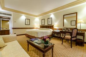 River Junior Suite room in Olissippo Lapa Palace – The Leading Hotels of the World
