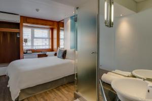 Guest room, 1 Queen room in Protea Hotel by Marriott Cape Town Sea Point