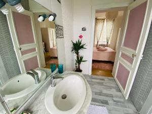 Maisons d'hotes Chambre 2 personnes Romantique au calme a 6km des Thermes de Bagnoles de l Orne avec SDD privative : photos des chambres