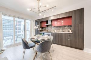 Stunning 1BR and Den Sleeps 6 Steps From CN Tower