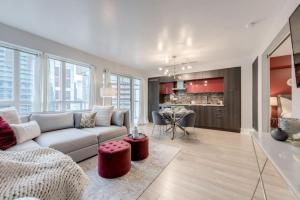 Stunning 1BR and Den Sleeps 6 Steps From CN Tower