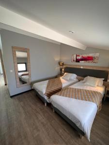 Hotels Hotel La Pinede : Chambre Quadruple