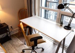 Welcoming Downtown Condo with WFH setup Balcony