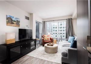 Welcoming Downtown Condo with WFH setup Balcony