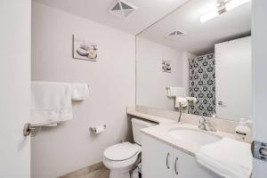 Beautiful 1BD 1BA Condo Lake and City Views