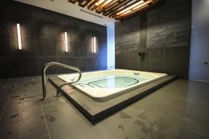 3BR Rooftop Pool Gym Steps to MTCC and CN Tower with Parking