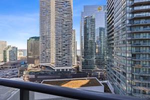 Classy 1BR plus DEN w Amazing skyline view and WFH