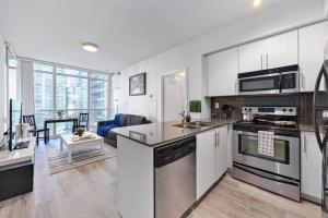 Classy 1BR plus DEN w Amazing skyline view and WFH