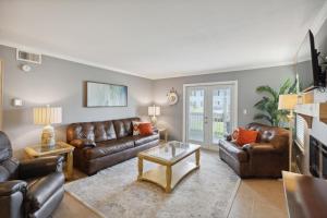 Spacious Condo with Pool - 4 Miles to Beach, 3BR condo