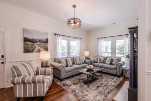 WALK TO TOWN! MTN VIEWS! HOT TUB! FIREPIT! SLEEPS 10 at Steps to Bryson