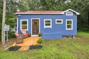 Pendergrass Tiny Home Cabin on Pond with Fire Pit! - Hoschton