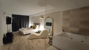 Appartements Instant Plaisirs - T2 60m2 avec Terrasse et Balneo privative : photos des chambres