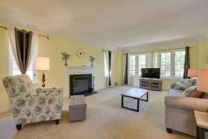 Chic Chicago Getaway with Fireplace!