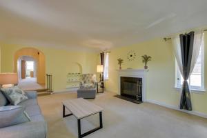 Chic Chicago Getaway with Fireplace!