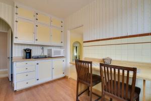 Chic Chicago Getaway with Fireplace!