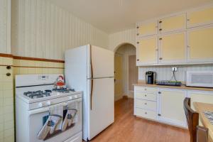 Chic Chicago Getaway with Fireplace!