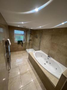 4 Rooms, Private Parking