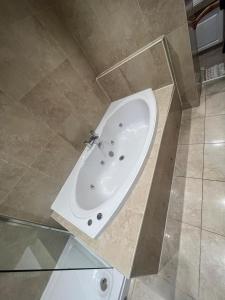 4 Rooms, Private Parking