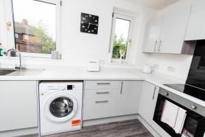 Greenbourne - 4 bedrooms Sleeps 8 free parking