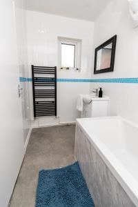 Greenbourne - 4 bedrooms Sleeps 8 free parking