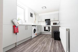 Greenbourne - 4 bedrooms Sleeps 8 free parking