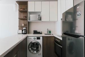 Boho Apartment - Pool, Parking & Mall