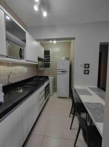 1 Apto em Canasvieiras 2 quadras mar e no centro edf camila