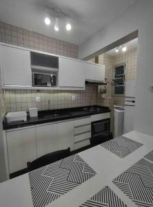 1 Apto em Canasvieiras 2 quadras mar e no centro edf camila