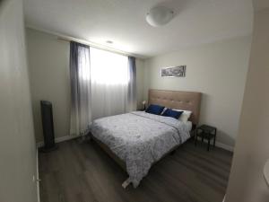 Cozy 2 Bedroom Suite, Queen Beds, Near the Airport
