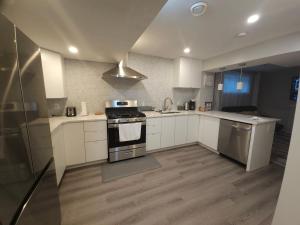 Cozy 2 Bedroom Suite, Queen Beds, Near the Airport