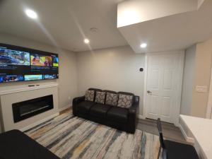 Cozy 2 Bedroom Suite, Queen Beds, Near the Airport