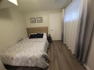 Cozy 2 Bedroom Suite, Queen Beds, Near the Airport
