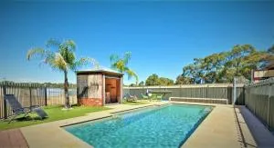 Whispering Woods House Pool Sauna - Carisbrook