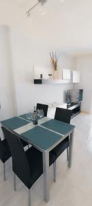Chilly Apartment - Sunny rooftop terrace with ocean view