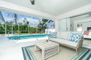 Beautiful Spacious Home! Close to Beaches - HEATED Private Pool - Sancassa
