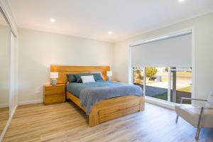 Breathe - Pet Friendly - 2 Mins Walk to Beach