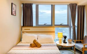 Cityscape View 2BR in Uptown BGC w 200mbps WiFi