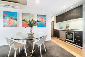 Furnished one bedroom Apartment St Kilda Road for 3 Nights Plus