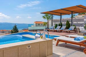 Luxury VILLA BANE, heated private pool and jacuzzi, sandy beach 120m far, 12 pax