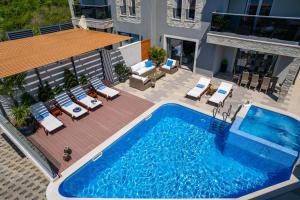 Luxury VILLA BANE, heated private pool and jacuzzi, sandy beach 120m far, 12 pax