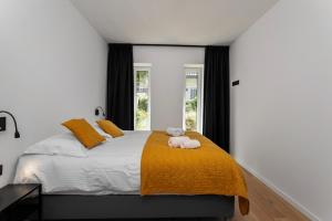 Luxe strandappartement met zonneterras & parking