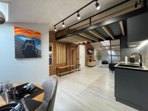 «ГОРИ́ЩЕ на площі Польський ринок»